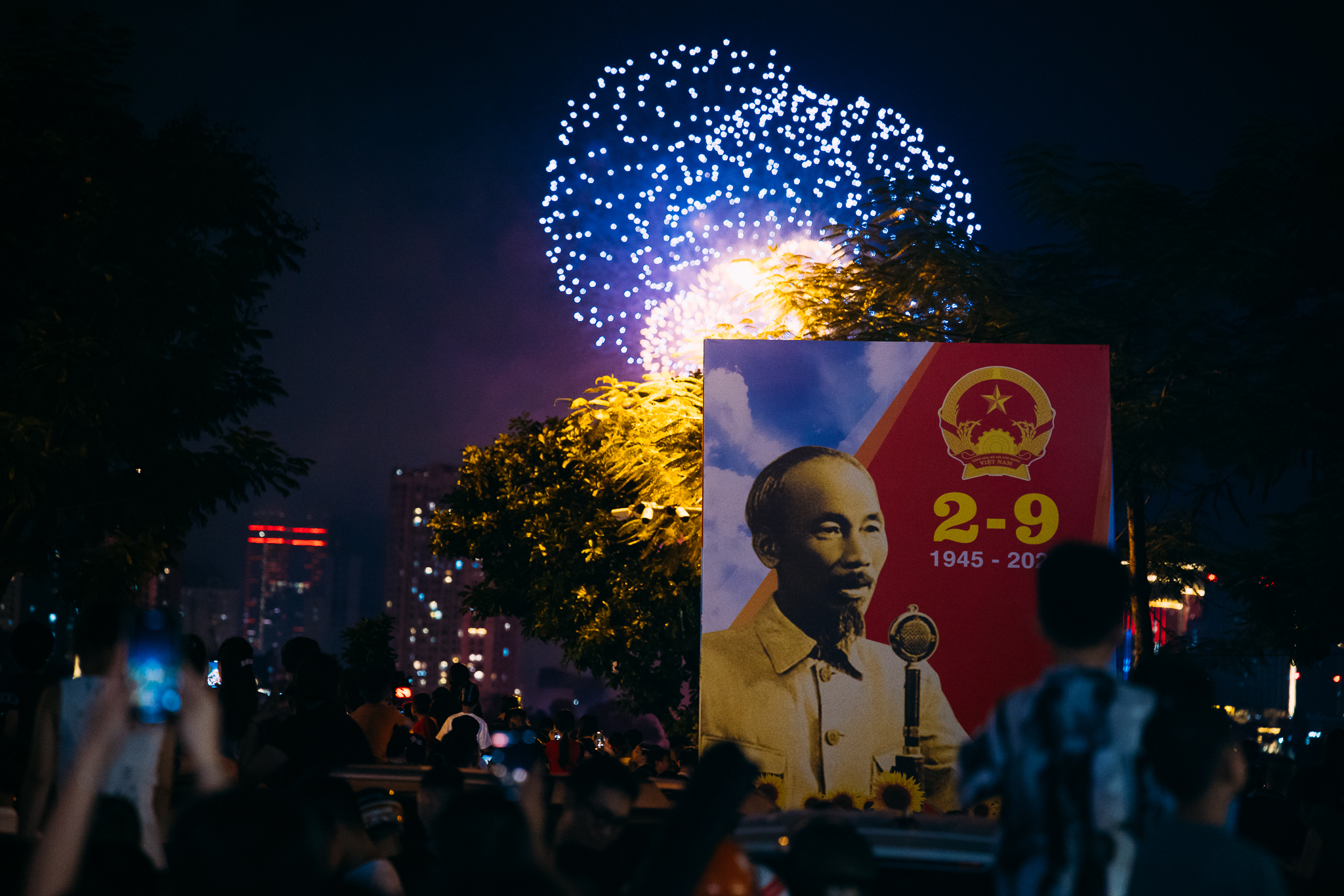 Pháo hoa rực sáng trên bầu trời Hà Nội tối 2/9, người dân đổ xô ra đường ngắm nhìn- Ảnh 14.
