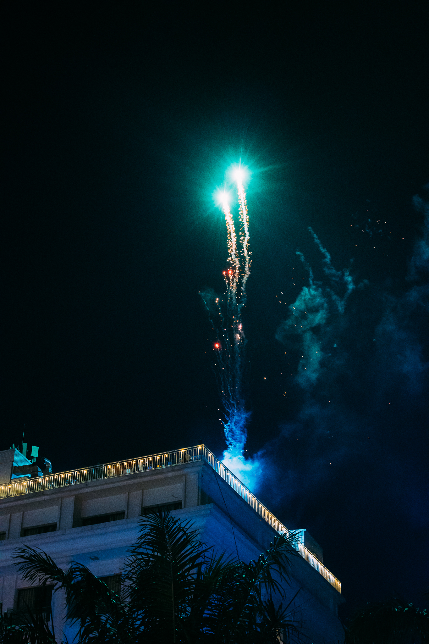 Pháo hoa rực sáng trên bầu trời Hà Nội tối 2/9, người dân đổ xô ra đường ngắm nhìn- Ảnh 15.