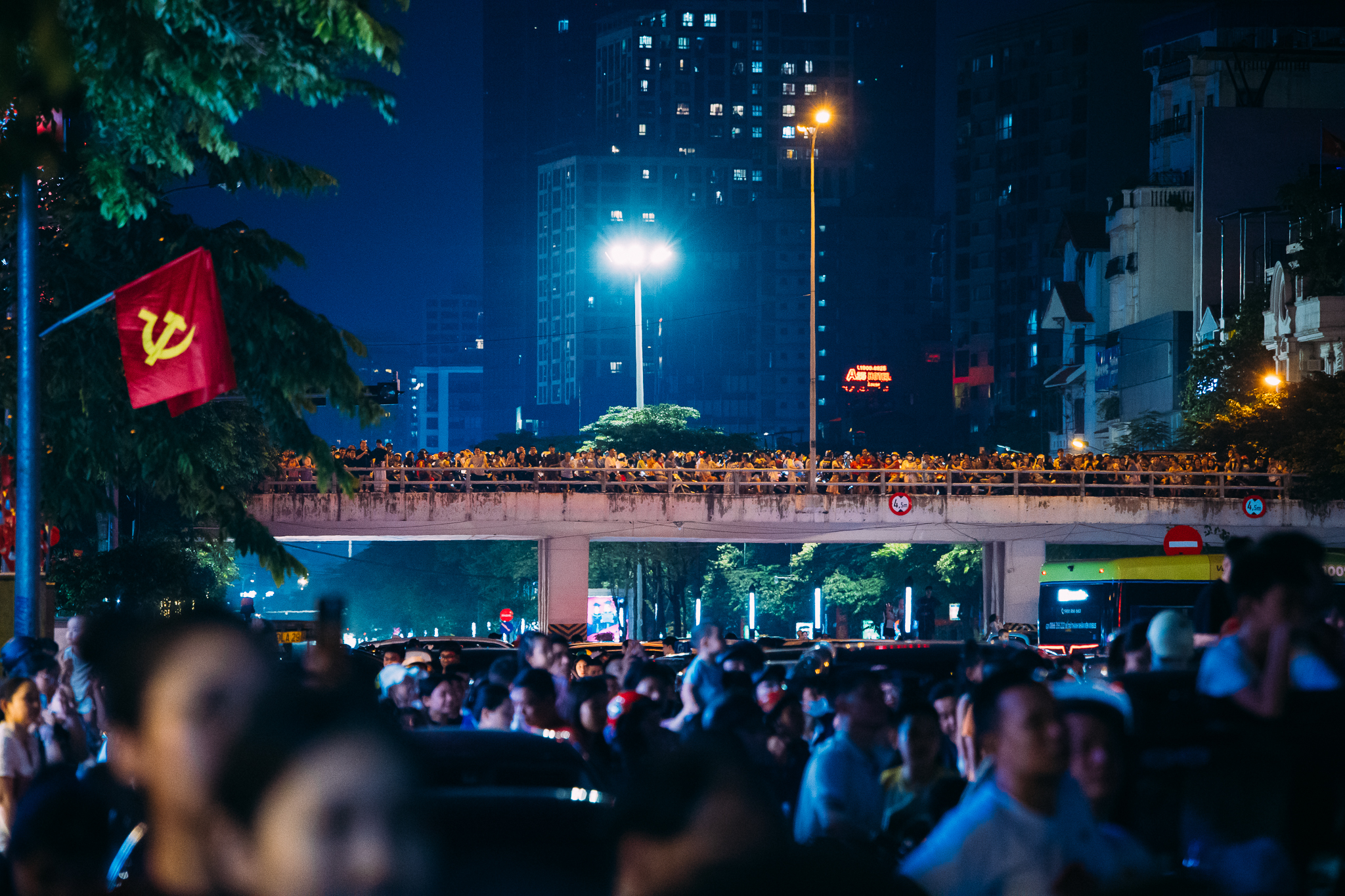 Pháo hoa rực sáng trên bầu trời Hà Nội tối 2/9, người dân đổ xô ra đường ngắm nhìn- Ảnh 16.