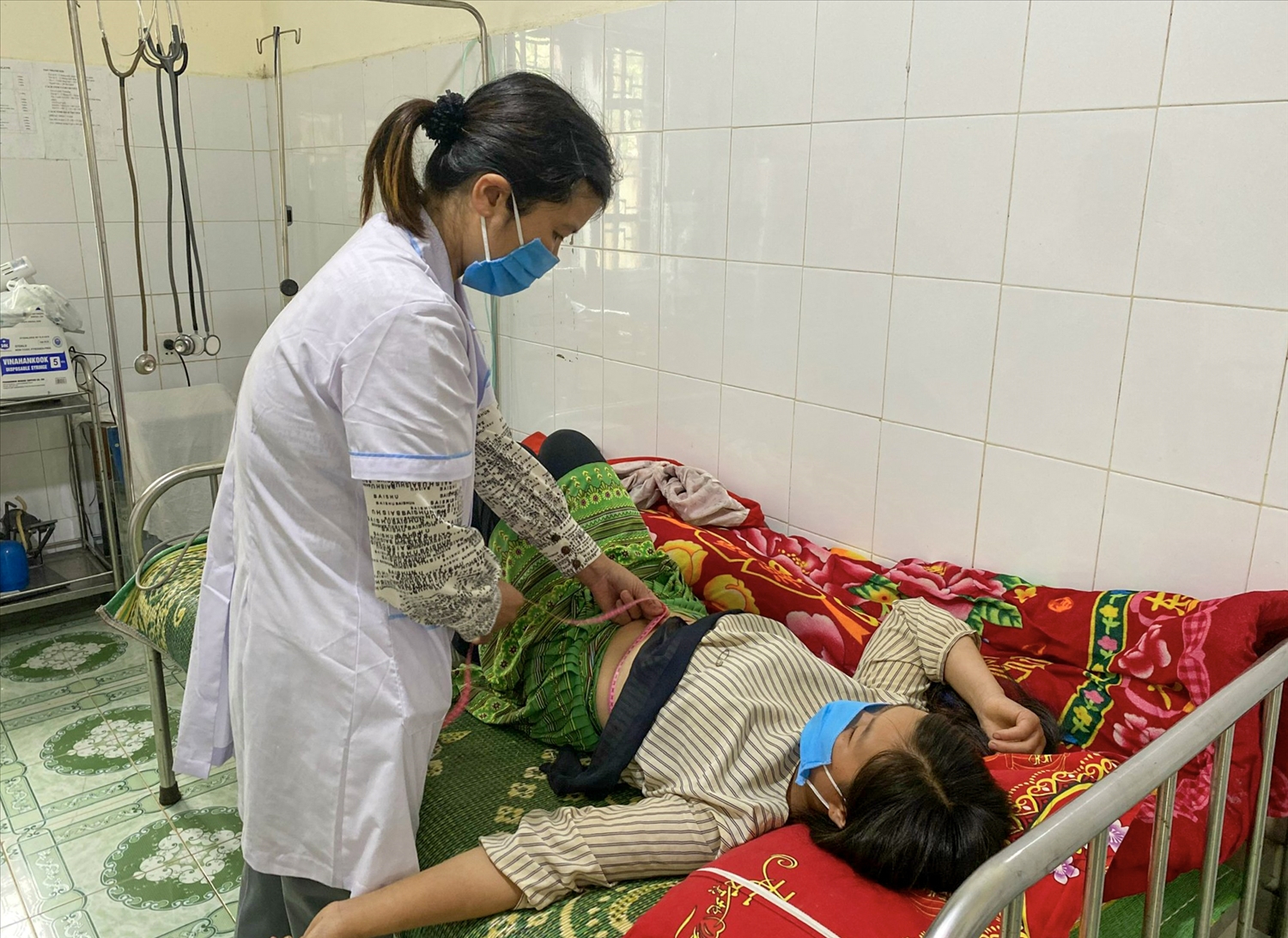 Hướng dẫn phụ nữ vùng dân tộc thiểu số tự chăm sóc bản thân khi mang thai và sau sinh- Ảnh 2.