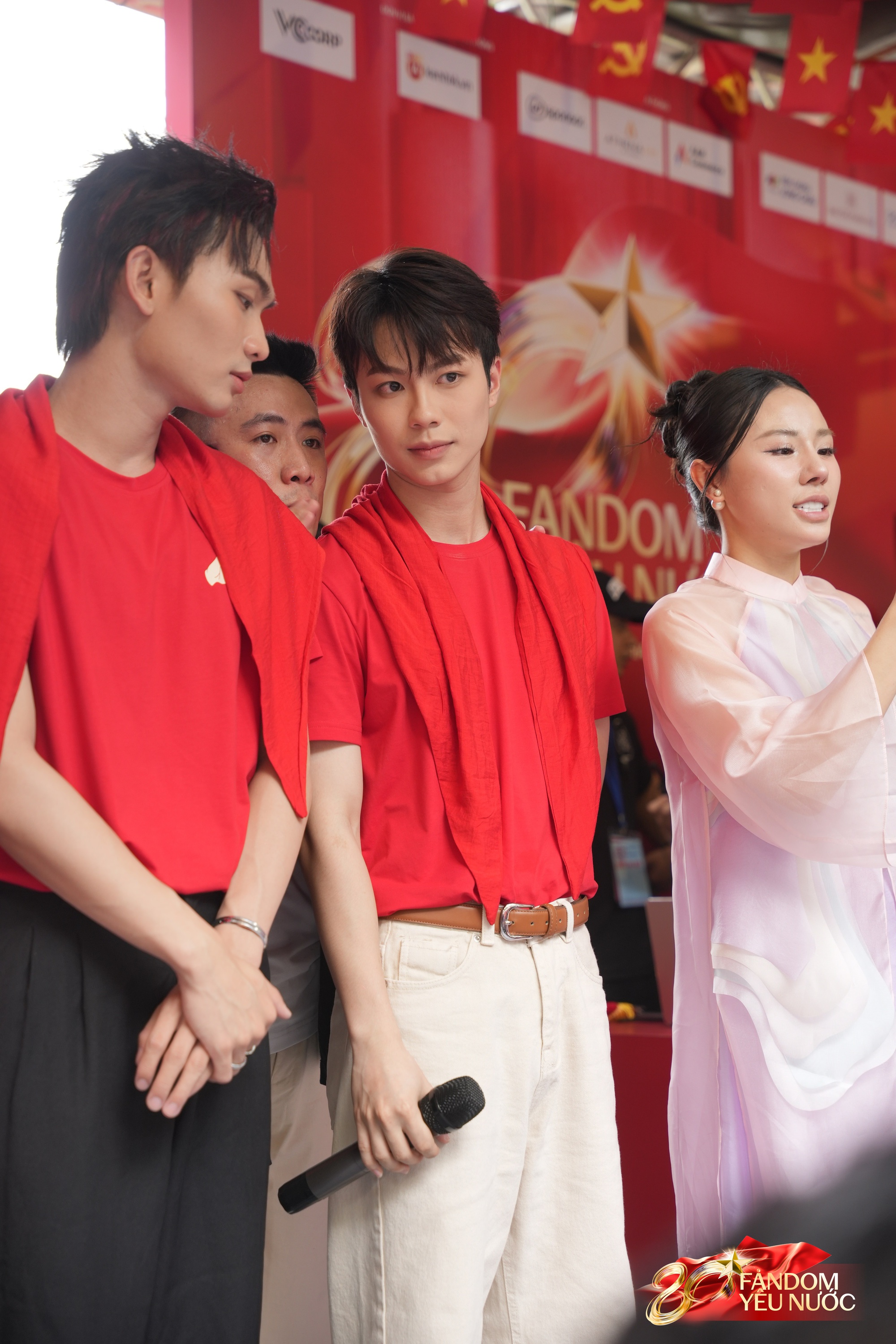 Chi Pu - Hưng Nguyễn gây náo loạn Trạm khách A80, dàn nam thần Tân Binh Toàn Năng khoe visual 