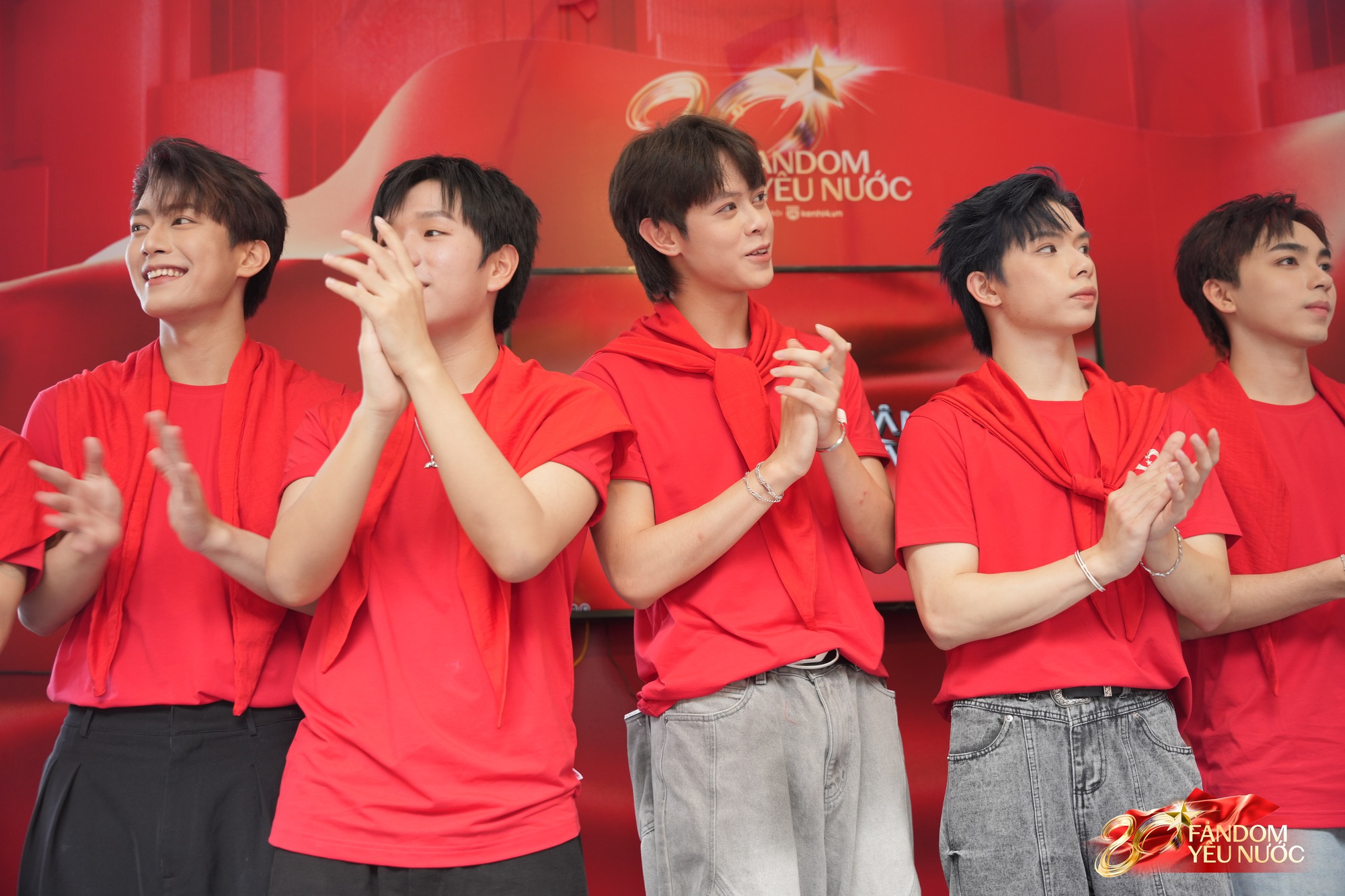 Chi Pu - Hưng Nguyễn gây náo loạn Trạm khách A80, dàn nam thần Tân Binh Toàn Năng khoe visual 