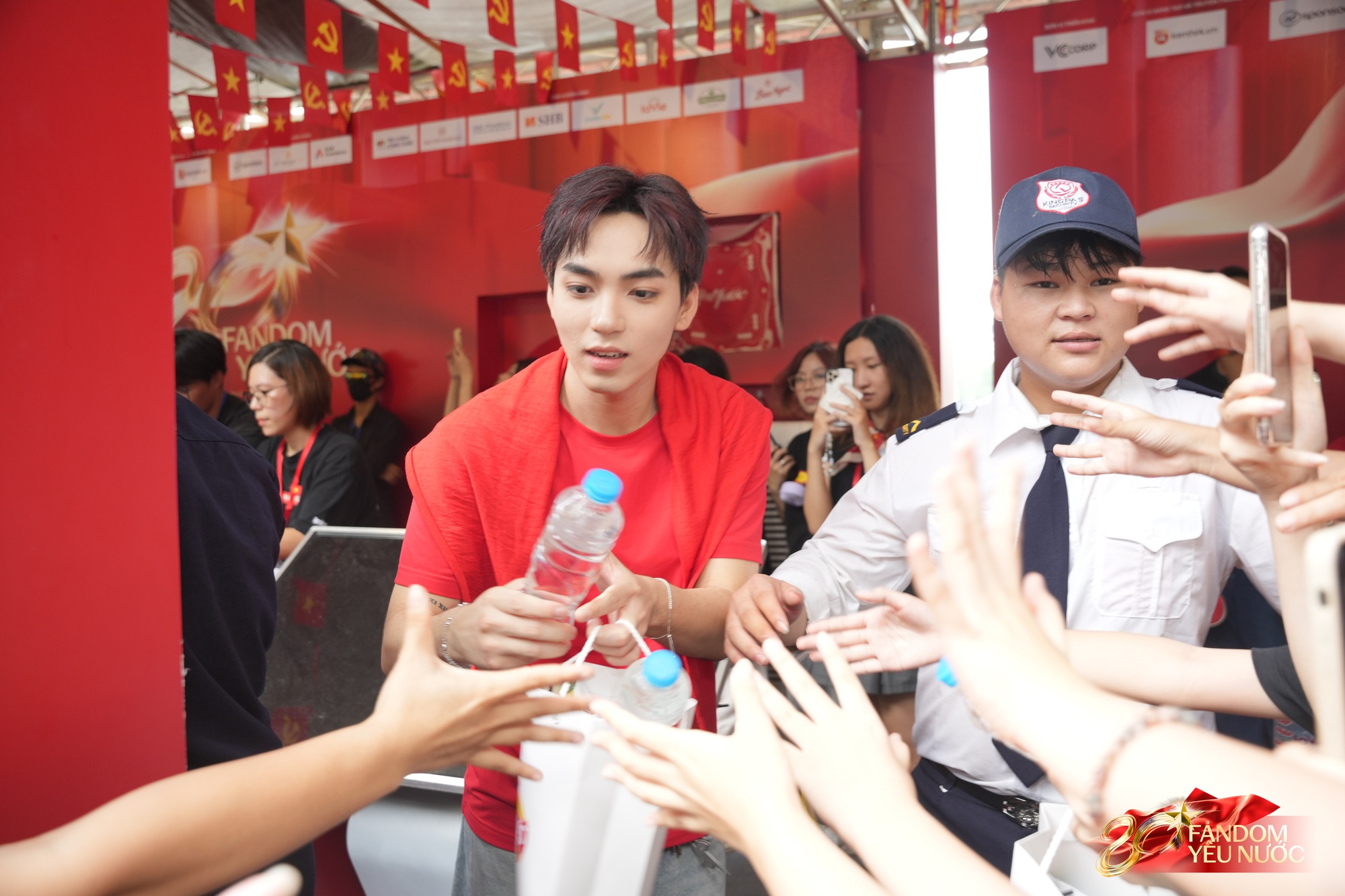 Chi Pu - Hưng Nguyễn gây náo loạn Trạm khách A80, dàn nam thần Tân Binh Toàn Năng khoe visual 