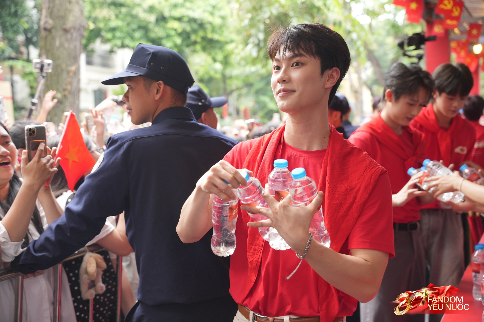 Chi Pu - Hưng Nguyễn gây náo loạn Trạm khách A80, dàn nam thần Tân Binh Toàn Năng khoe visual 