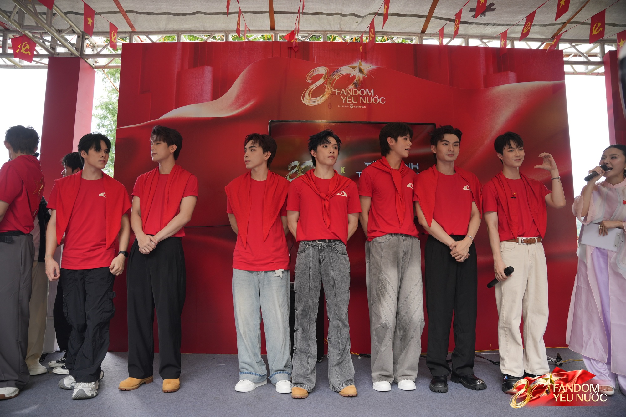 Chi Pu - Hưng Nguyễn gây náo loạn Trạm khách A80, dàn nam thần Tân Binh Toàn Năng khoe visual 