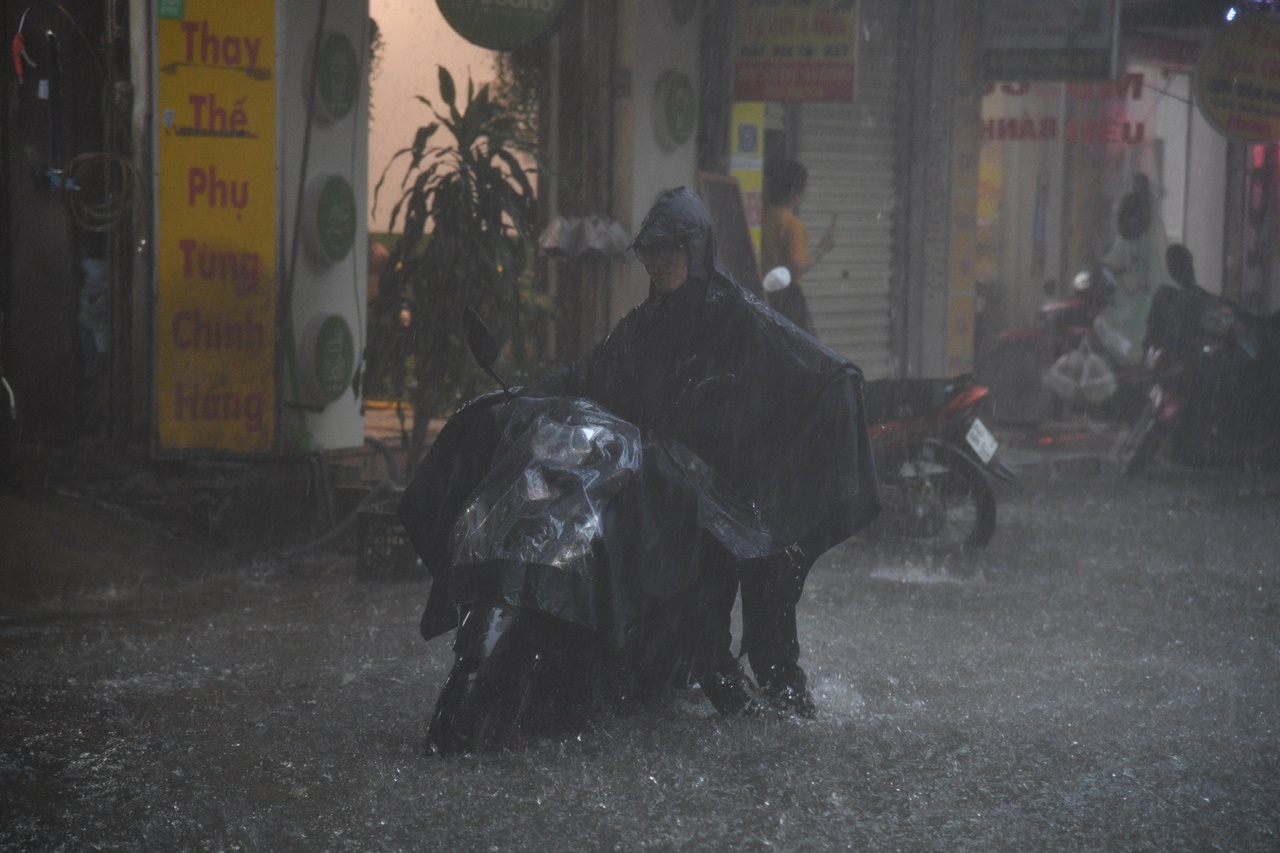 Hà Nội hôm nay: Mưa ngập kinh hoàng khắp nơi!- Ảnh 2. Hà Nội hôm nay: Mưa ngập kinh hoàng khắp nơi!- Ảnh 2.