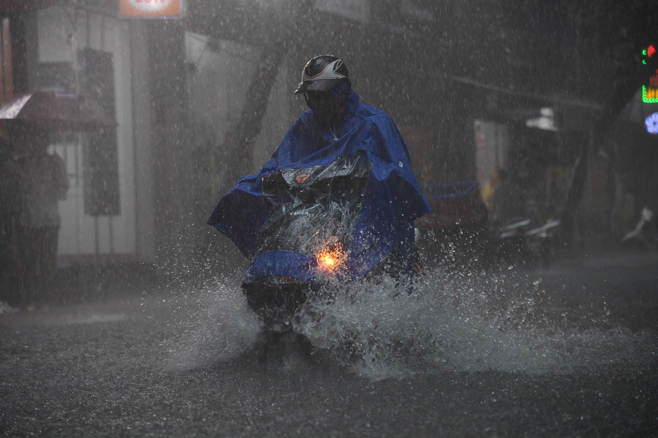 Hà Nội hôm nay: Mưa ngập kinh hoàng khắp nơi!- Ảnh 1. Hà Nội hôm nay: Mưa ngập kinh hoàng khắp nơi!- Ảnh 1.