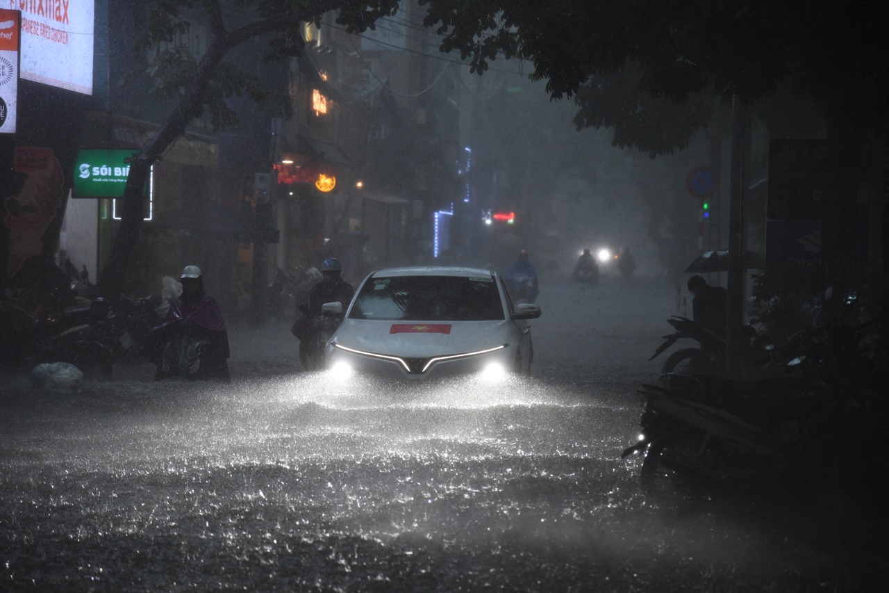 Hà Nội hôm nay: Mưa ngập kinh hoàng khắp nơi!- Ảnh 3. Hà Nội hôm nay: Mưa ngập kinh hoàng khắp nơi!- Ảnh 3.