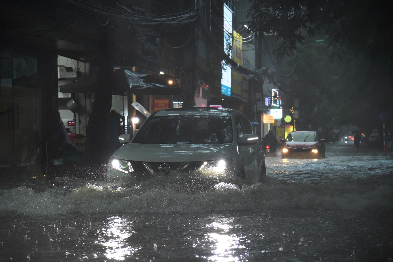 Hà Nội hôm nay: Mưa ngập kinh hoàng khắp nơi!- Ảnh 4. Hà Nội hôm nay: Mưa ngập kinh hoàng khắp nơi!- Ảnh 4.