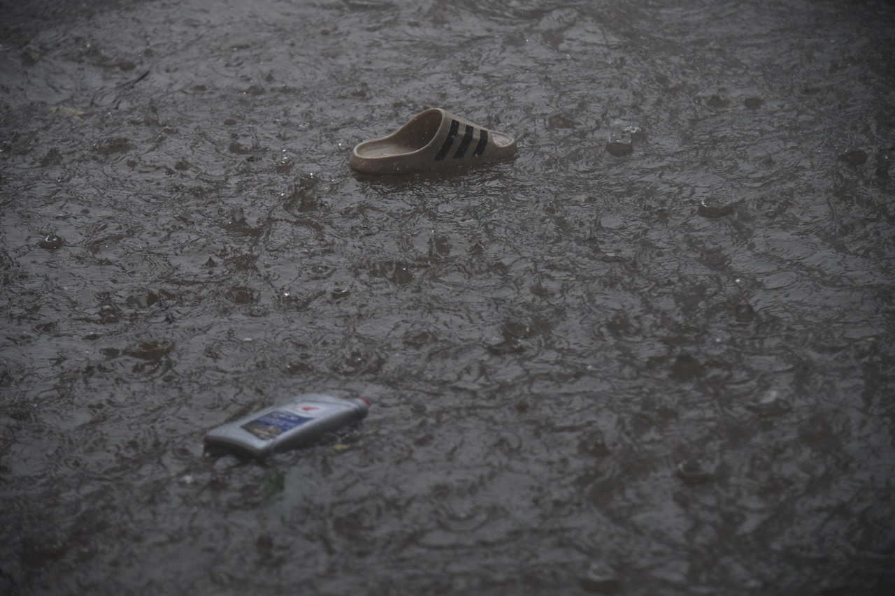 Hà Nội hôm nay: Mưa ngập kinh hoàng khắp nơi!- Ảnh 5. Hà Nội hôm nay: Mưa ngập kinh hoàng khắp nơi!- Ảnh 5.