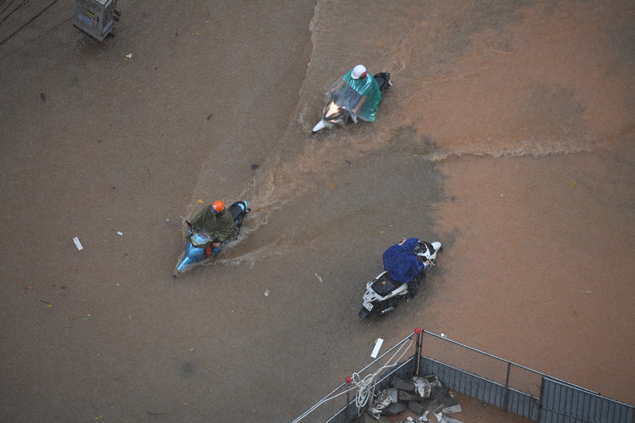 Hà Nội hôm nay: Mưa ngập kinh hoàng khắp nơi!- Ảnh 6. Hà Nội hôm nay: Mưa ngập kinh hoàng khắp nơi!- Ảnh 6.