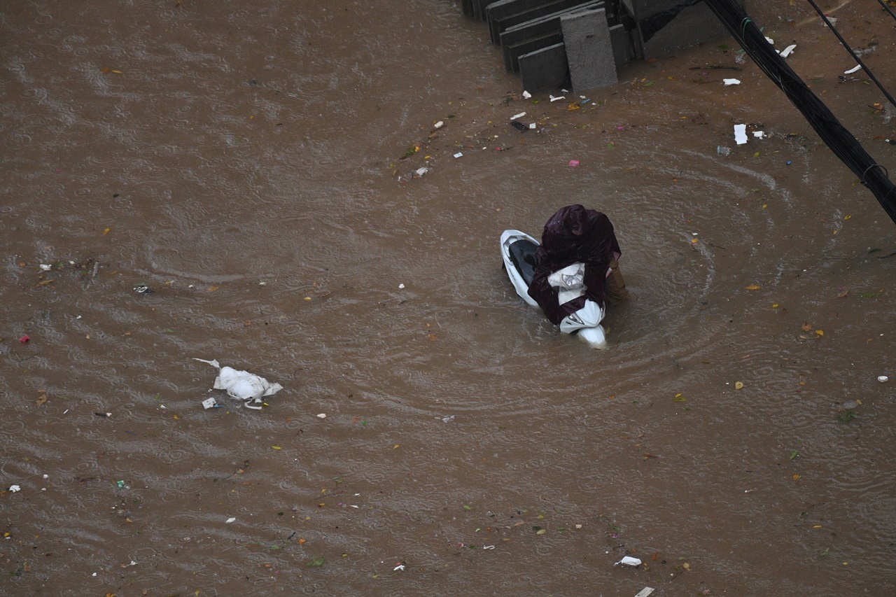 Hà Nội hôm nay: Mưa ngập kinh hoàng khắp nơi!- Ảnh 9. Hà Nội hôm nay: Mưa ngập kinh hoàng khắp nơi!- Ảnh 9.
