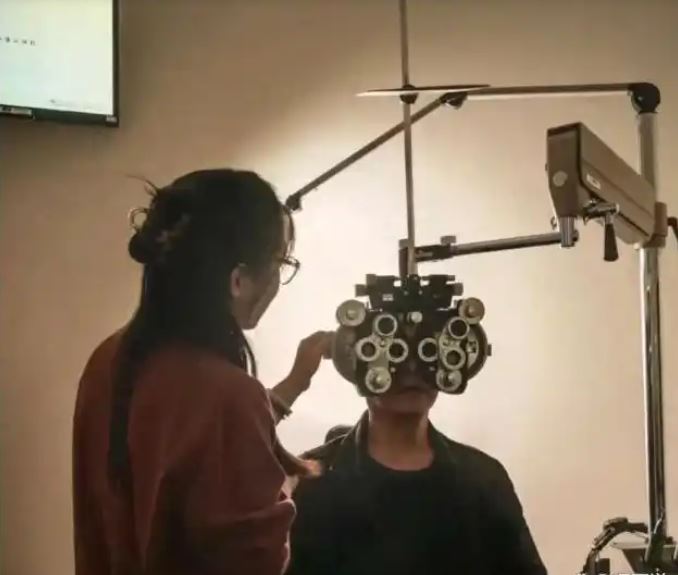 Nam diễn viên nổi tiếng bị chê cười: Trước thì bỏ rơi con, giờ thấy con làm bác sĩ lại đăng bài khoe trên MXH!- Ảnh 1.