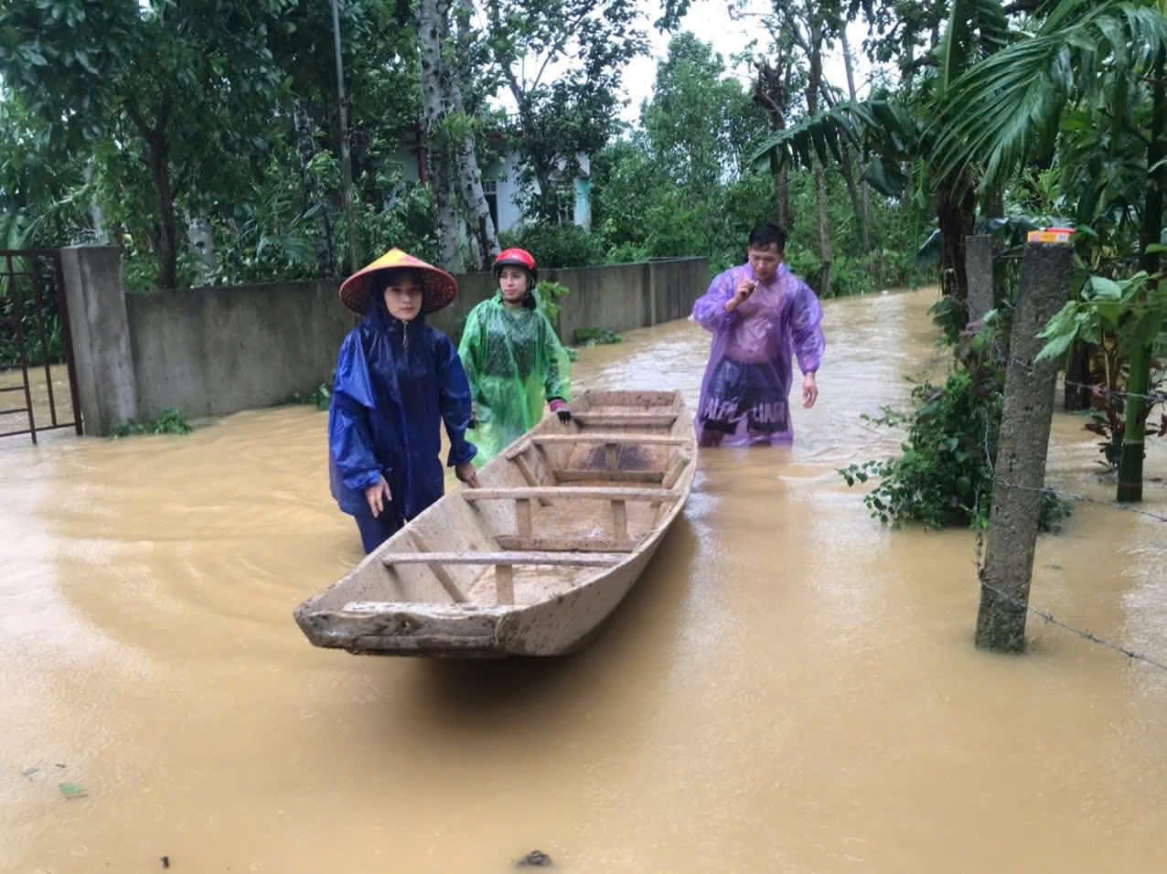 Cảnh tượng thắt lòng trong đợt ngập lụt nghiêm trọng nhất năm 2025 do bão số 10 Bualoi- Ảnh 30.