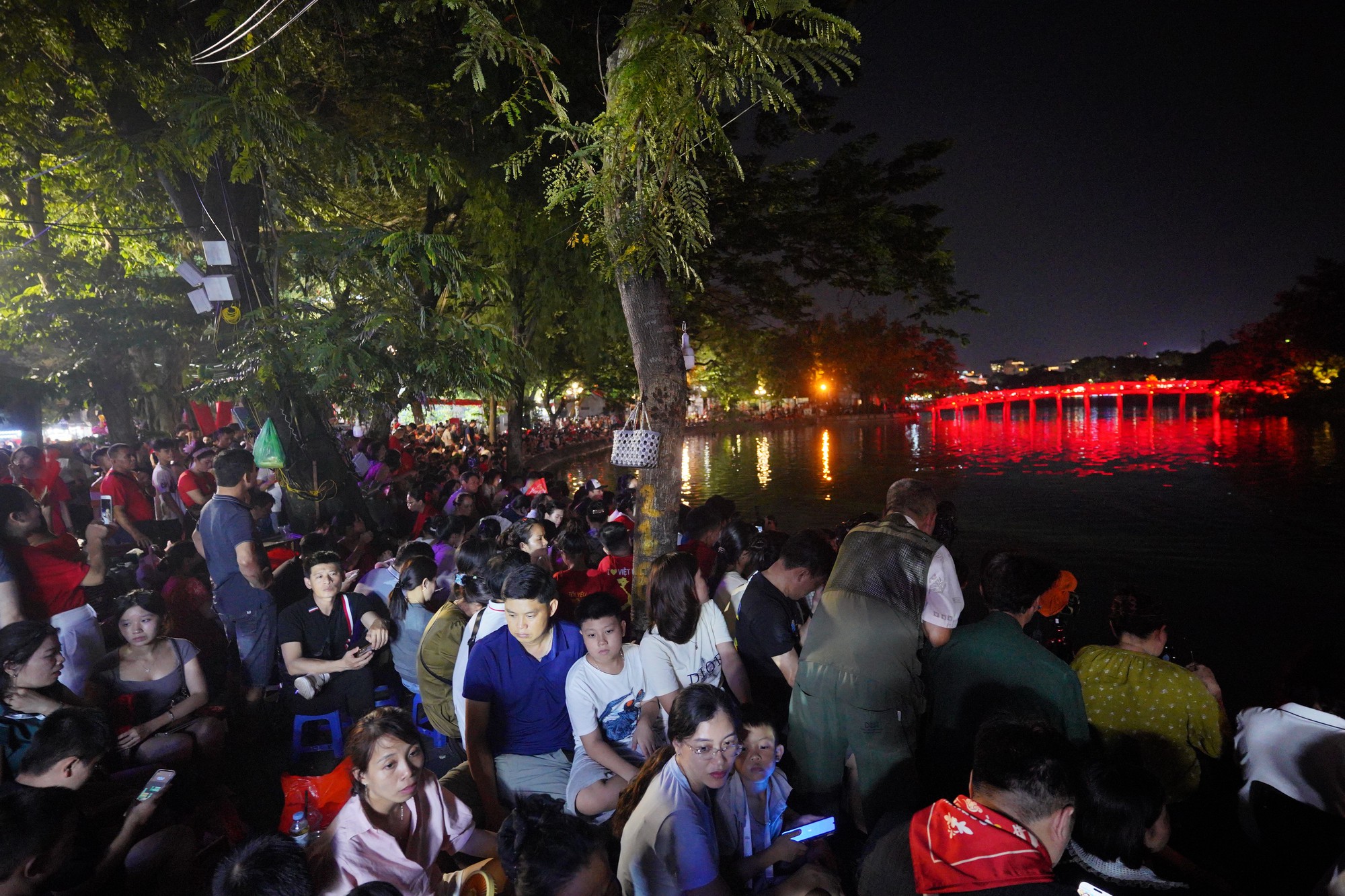 Pháo hoa rực sáng trên bầu trời Hà Nội tối 2/9, người dân đổ xô ra đường ngắm nhìn- Ảnh 30.