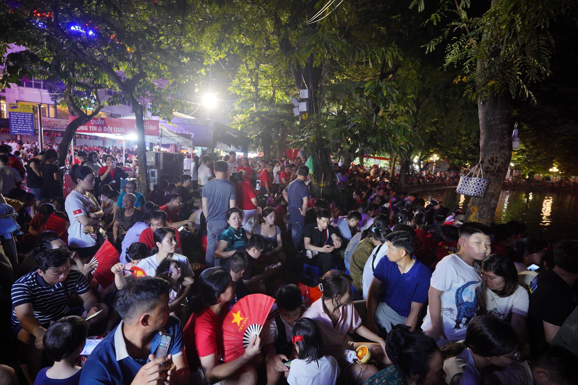 Pháo hoa rực sáng trên bầu trời Hà Nội tối 2/9, người dân đổ xô ra đường ngắm nhìn- Ảnh 29.