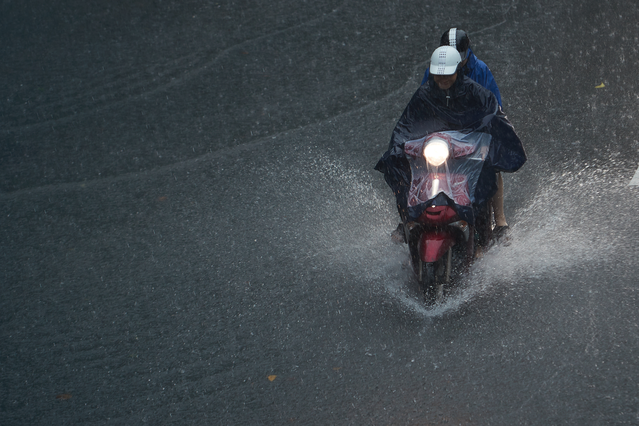 Hà Nội hôm nay: Mưa ngập kinh hoàng khắp nơi!- Ảnh 10. Hà Nội hôm nay: Mưa ngập kinh hoàng khắp nơi!- Ảnh 10.