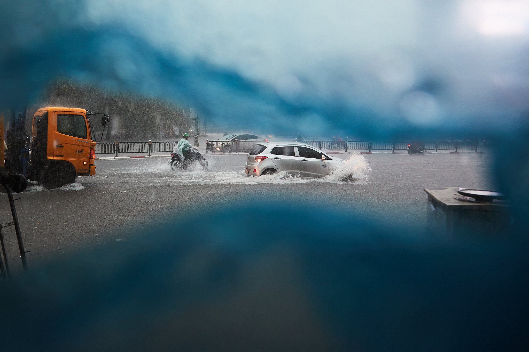 Hà Nội hôm nay: Mưa ngập kinh hoàng khắp nơi!- Ảnh 13. Hà Nội hôm nay: Mưa ngập kinh hoàng khắp nơi!- Ảnh 13.