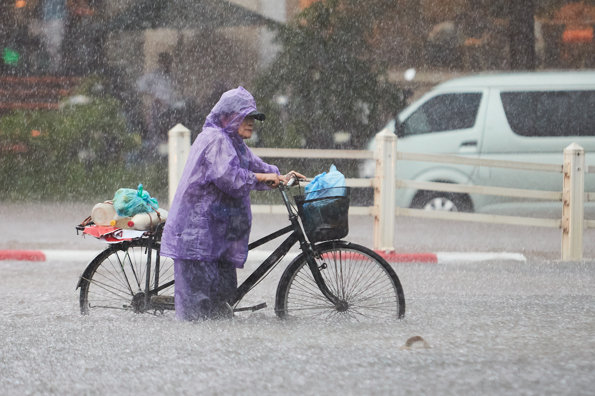 Hà Nội hôm nay: Mưa ngập kinh hoàng khắp nơi!- Ảnh 14. Hà Nội hôm nay: Mưa ngập kinh hoàng khắp nơi!- Ảnh 14.