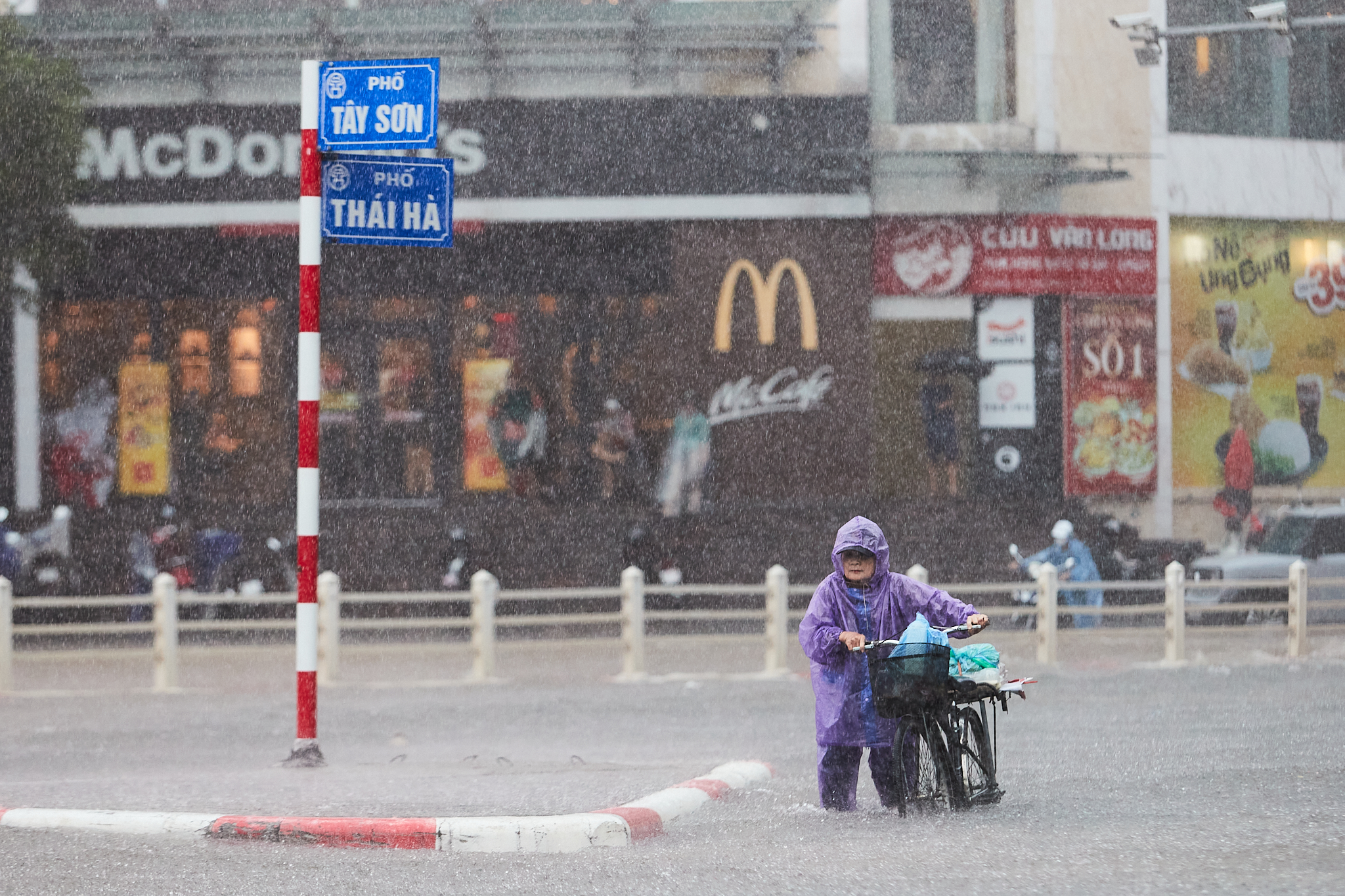 Hà Nội hôm nay: Mưa ngập kinh hoàng khắp nơi!- Ảnh 15. Hà Nội hôm nay: Mưa ngập kinh hoàng khắp nơi!- Ảnh 15.