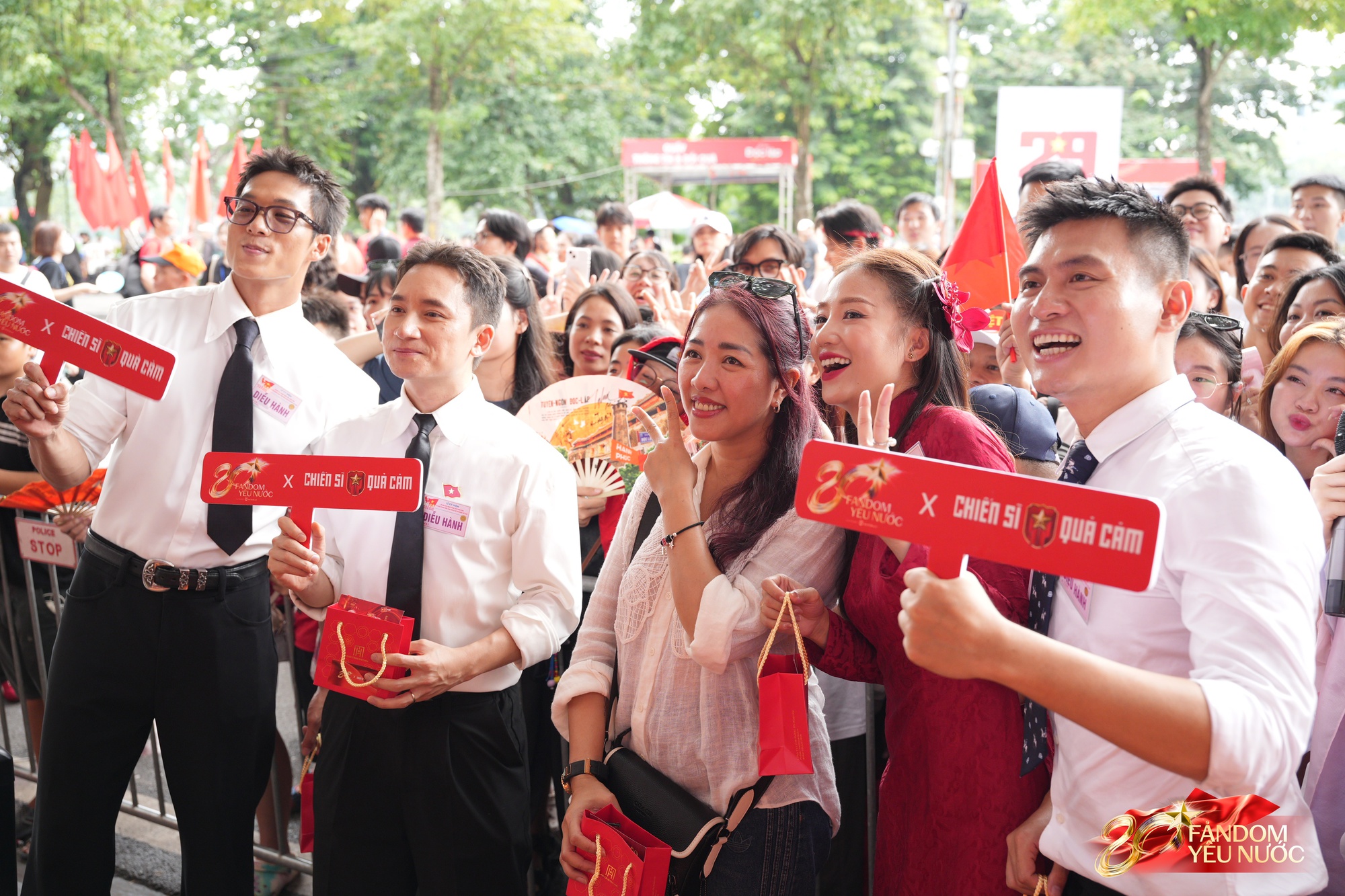 Chi Pu - Hưng Nguyễn gây náo loạn Trạm khách A80, dàn nam thần Tân Binh Toàn Năng khoe visual 