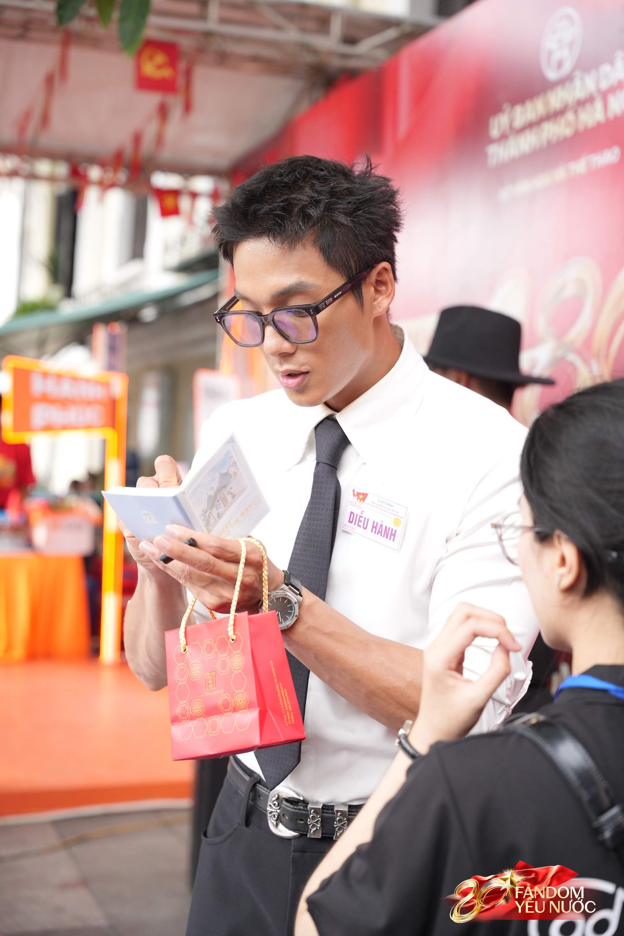 Chi Pu - Hưng Nguyễn gây náo loạn Trạm khách A80, dàn nam thần Tân Binh Toàn Năng khoe visual 