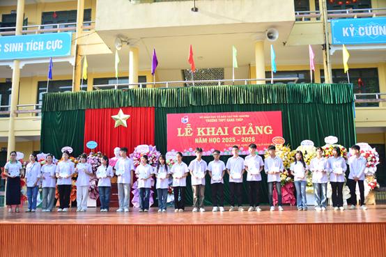 Quỹ Văn hóa DB Kim Jun Ki trao tặng học bổng cho học sinh hoàn cảnh khó khăn Trường THPT Gang Thép, Thái Nguyên- Ảnh 2.
