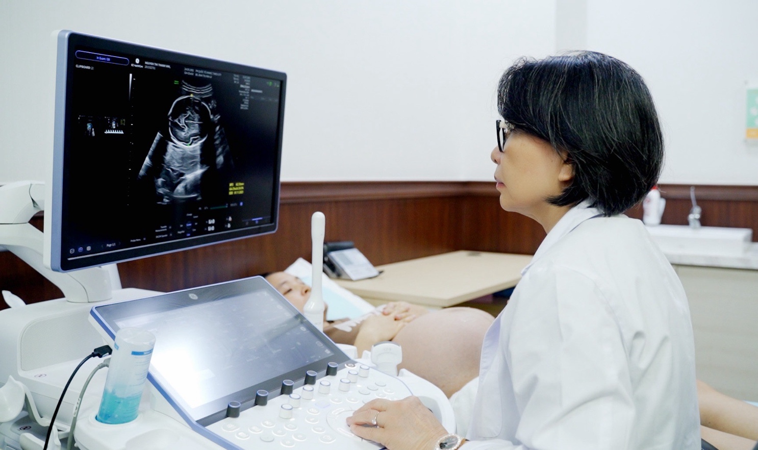 Hai bé gái chào đời khỏe mạnh sau ca can thiệp bào thai hiếm thấy tại Vinmec- Ảnh 3.