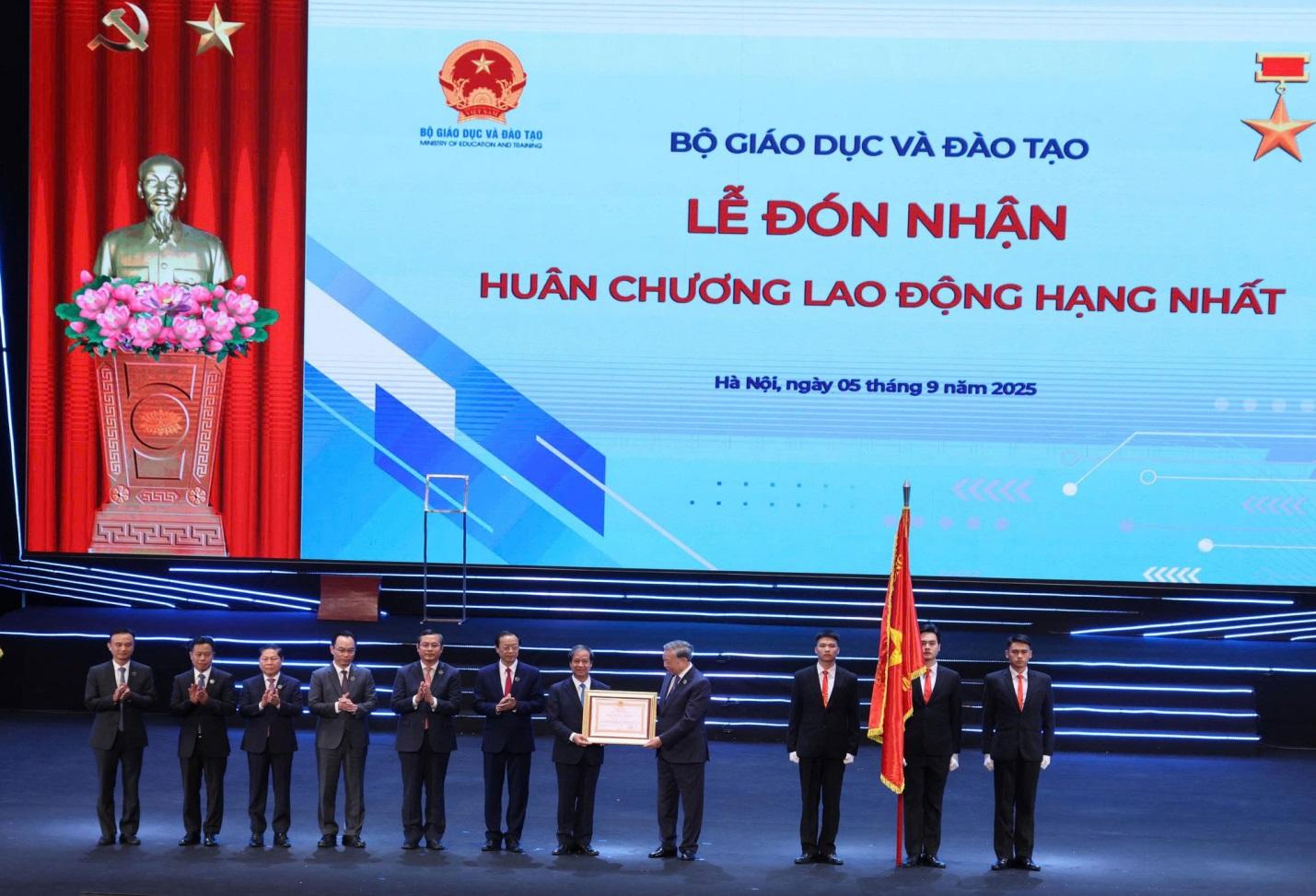 Lễ kỷ niệm 80 năm truyền thống ngành Giáo dục và khai giảng năm học 2025 - 2026- Ảnh 3.