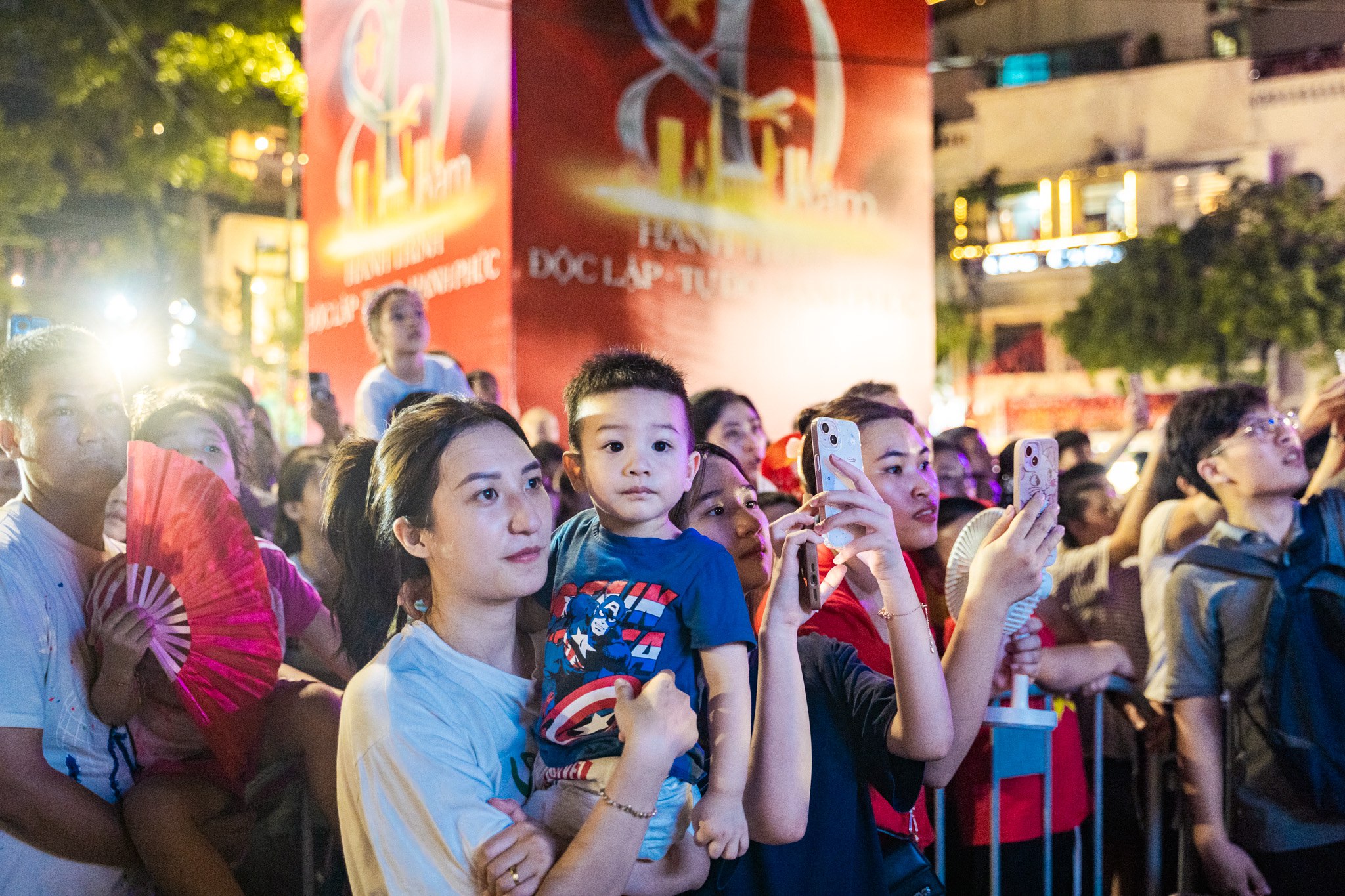 Pháo hoa rực sáng trên bầu trời Hà Nội tối 2/9, người dân đổ xô ra đường ngắm nhìn- Ảnh 8.