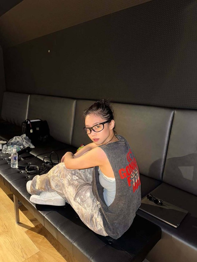 Vừa chia tay Gentle Monster, Jennie lộ diện ngầu đét tại event Ray-Ban- Ảnh 17.