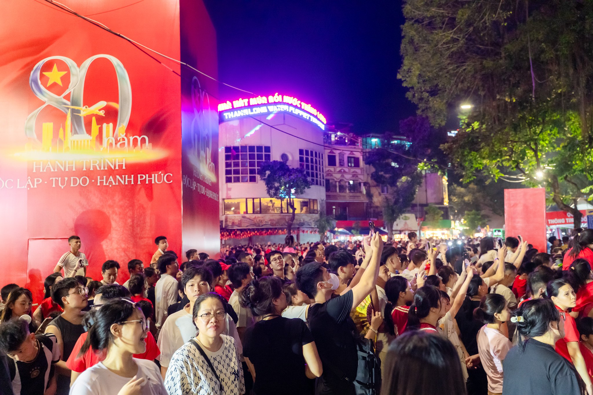 Pháo hoa rực sáng trên bầu trời Hà Nội tối 2/9, người dân đổ xô ra đường ngắm nhìn- Ảnh 9.