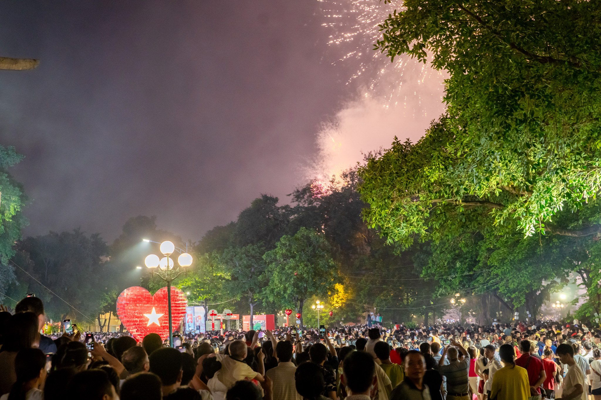 Pháo hoa rực sáng trên bầu trời Hà Nội tối 2/9, người dân đổ xô ra đường ngắm nhìn- Ảnh 10.