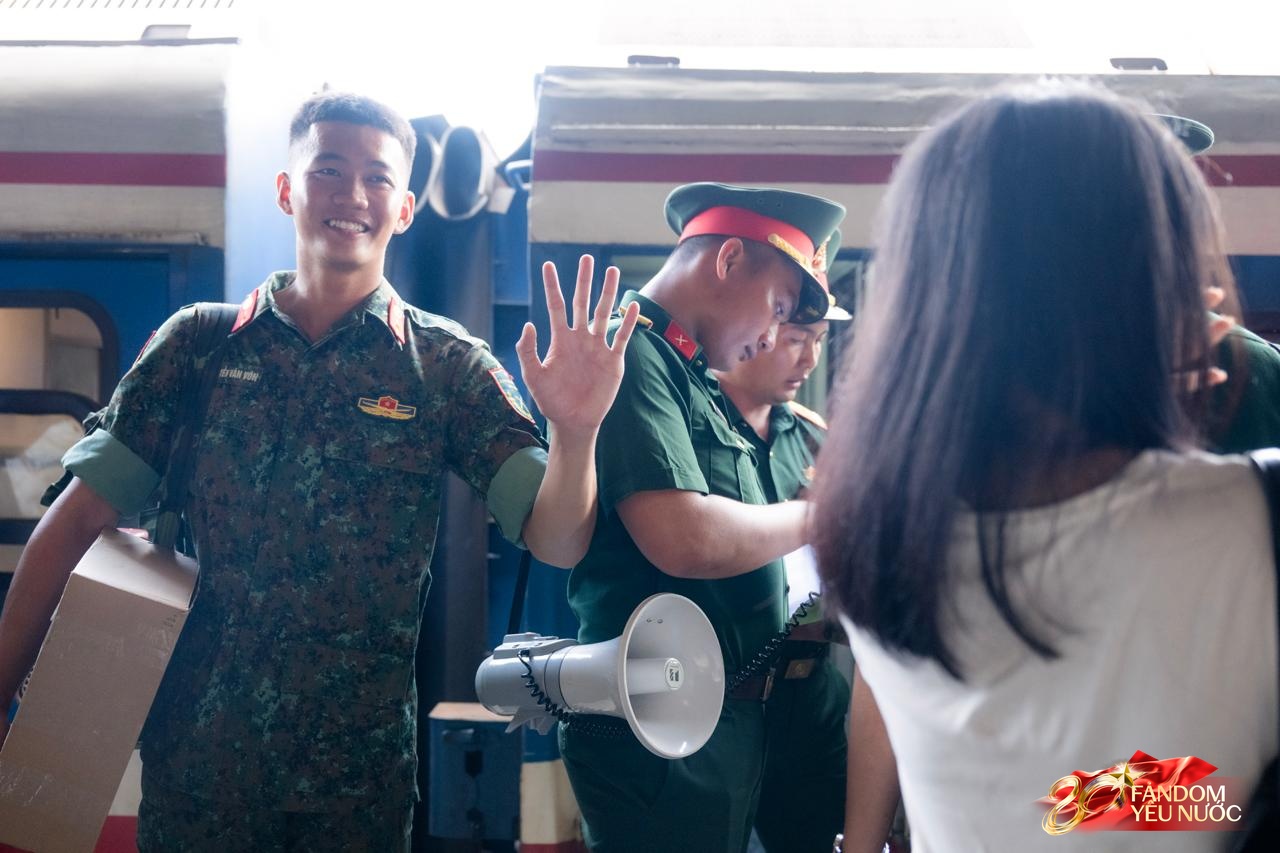 Cảnh tượng đặc biệt tại ga Hà Nội sáng 3/9: Người dân bịn rịn chia tay cán bộ, chiến sĩ miền Nam sau khi hoàn thành nhiệm vụ A80- Ảnh 7.
