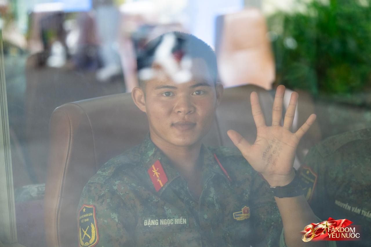 Cảnh tượng đặc biệt tại ga Hà Nội sáng 3/9: Người dân bịn rịn chia tay cán bộ, chiến sĩ miền Nam sau khi hoàn thành nhiệm vụ A80- Ảnh 26.