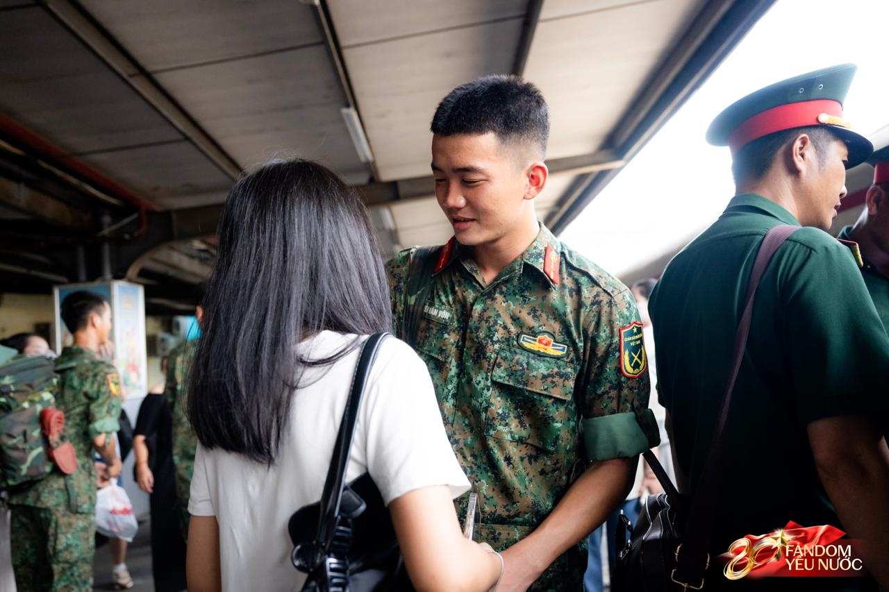 Cảnh tượng đặc biệt tại ga Hà Nội sáng 3/9: Người dân bịn rịn chia tay cán bộ, chiến sĩ miền Nam sau khi hoàn thành nhiệm vụ A80- Ảnh 12.