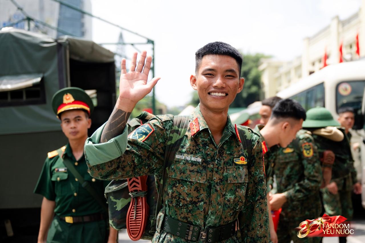 Cảnh tượng đặc biệt tại ga Hà Nội sáng 3/9: Người dân bịn rịn chia tay cán bộ, chiến sĩ miền Nam sau khi hoàn thành nhiệm vụ A80- Ảnh 10.