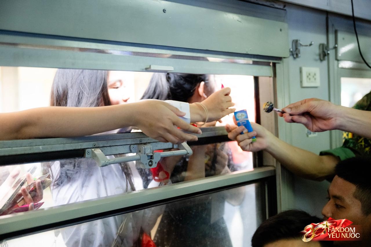 Cảnh tượng đặc biệt tại ga Hà Nội sáng 3/9: Người dân bịn rịn chia tay cán bộ, chiến sĩ miền Nam sau khi hoàn thành nhiệm vụ A80- Ảnh 17.