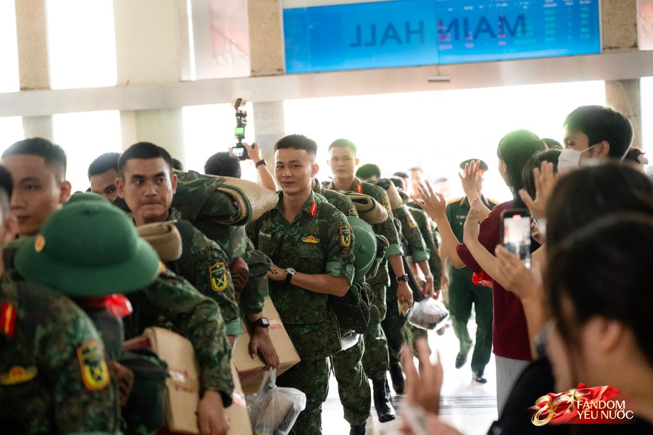 Cảnh tượng đặc biệt tại ga Hà Nội sáng 3/9: Người dân bịn rịn chia tay cán bộ, chiến sĩ miền Nam sau khi hoàn thành nhiệm vụ A80- Ảnh 4.
