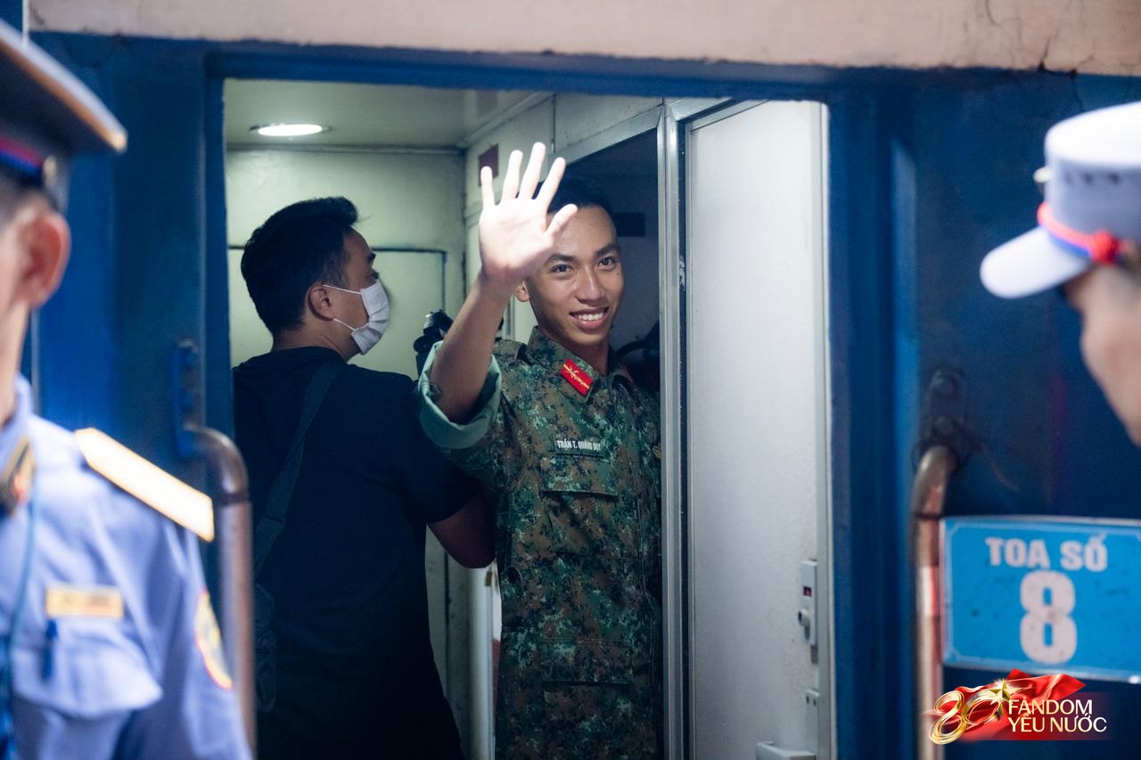 Cảnh tượng đặc biệt tại ga Hà Nội sáng 3/9: Người dân bịn rịn chia tay cán bộ, chiến sĩ miền Nam sau khi hoàn thành nhiệm vụ A80- Ảnh 16.