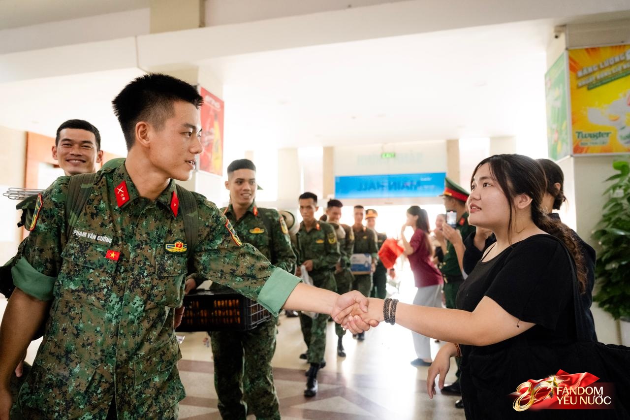 Cảnh tượng đặc biệt tại ga Hà Nội sáng 3/9: Người dân bịn rịn chia tay cán bộ, chiến sĩ miền Nam sau khi hoàn thành nhiệm vụ A80- Ảnh 6.