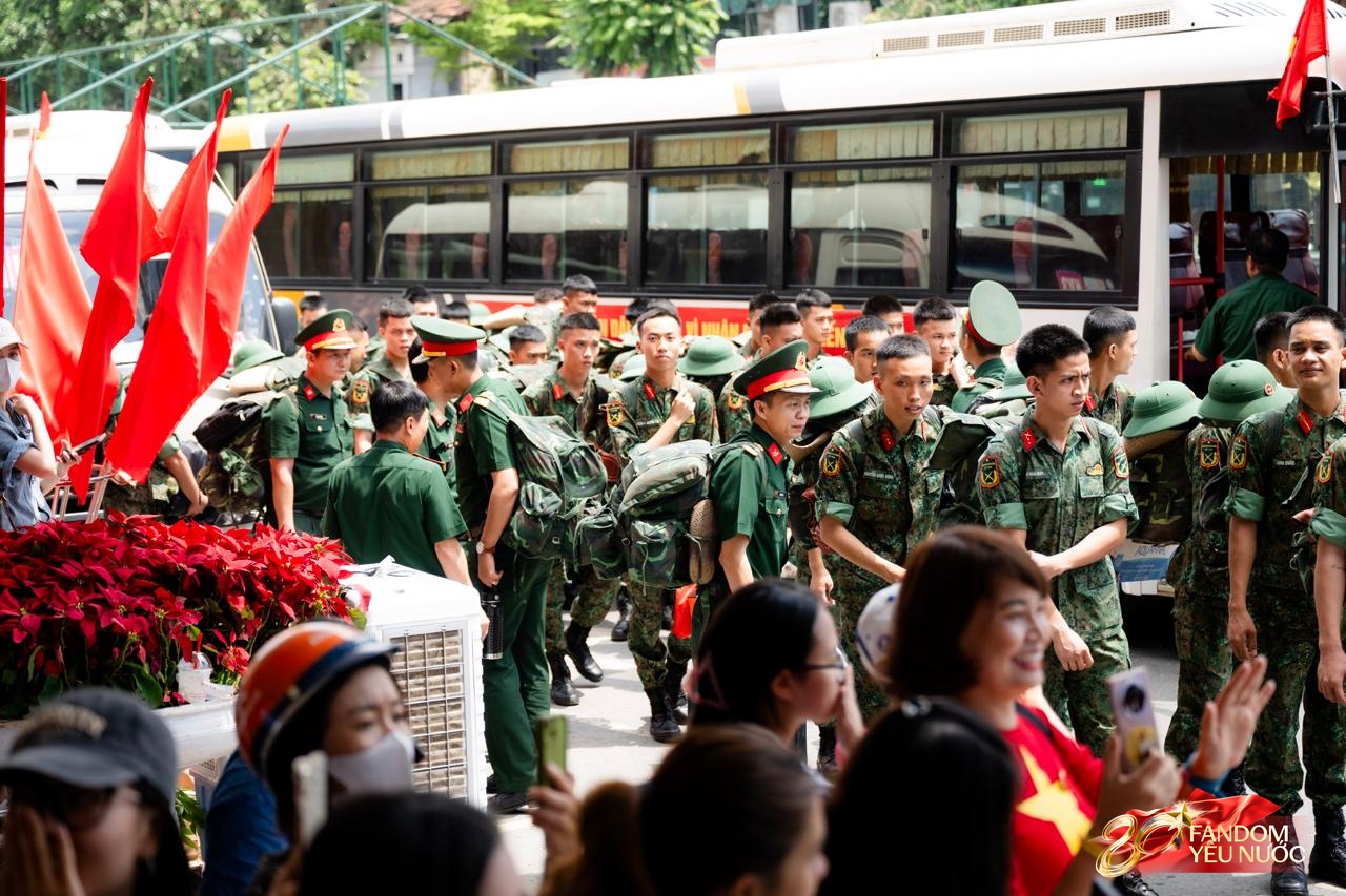 Cảnh tượng đặc biệt tại ga Hà Nội sáng 3/9: Người dân bịn rịn chia tay cán bộ, chiến sĩ miền Nam sau khi hoàn thành nhiệm vụ A80- Ảnh 1.