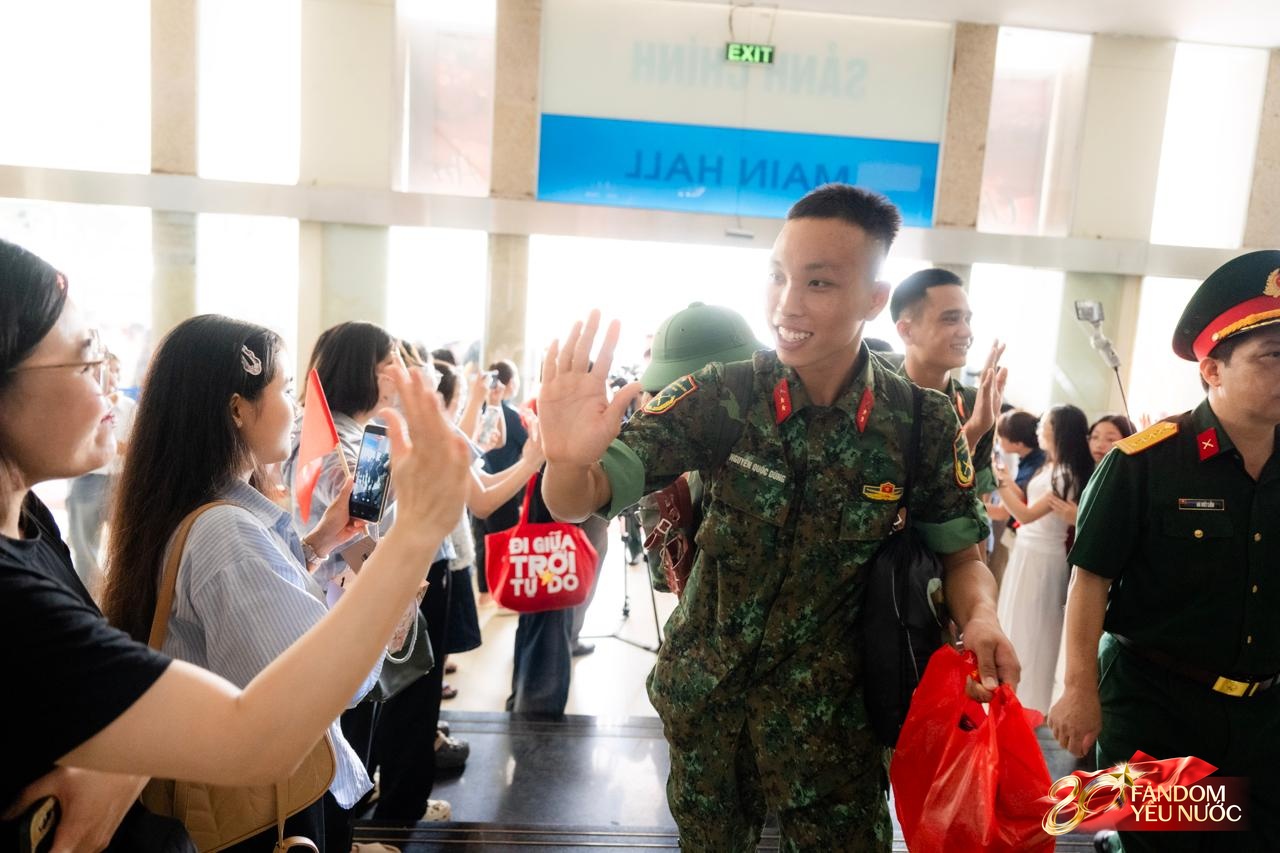 Cảnh tượng đặc biệt tại ga Hà Nội sáng 3/9: Người dân bịn rịn chia tay cán bộ, chiến sĩ miền Nam sau khi hoàn thành nhiệm vụ A80- Ảnh 5.