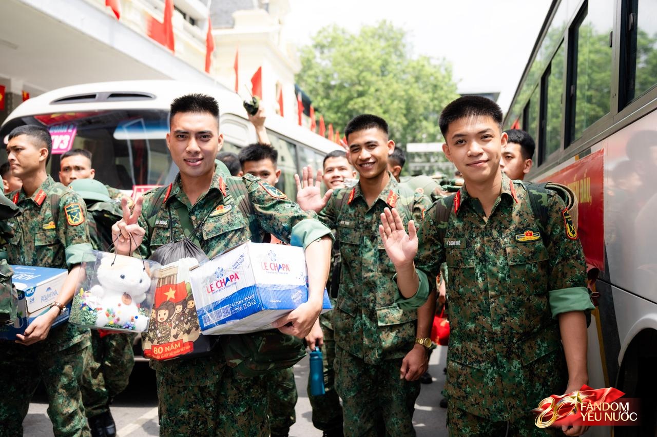 Cảnh tượng đặc biệt tại ga Hà Nội sáng 3/9: Người dân bịn rịn chia tay cán bộ, chiến sĩ miền Nam sau khi hoàn thành nhiệm vụ A80- Ảnh 2.