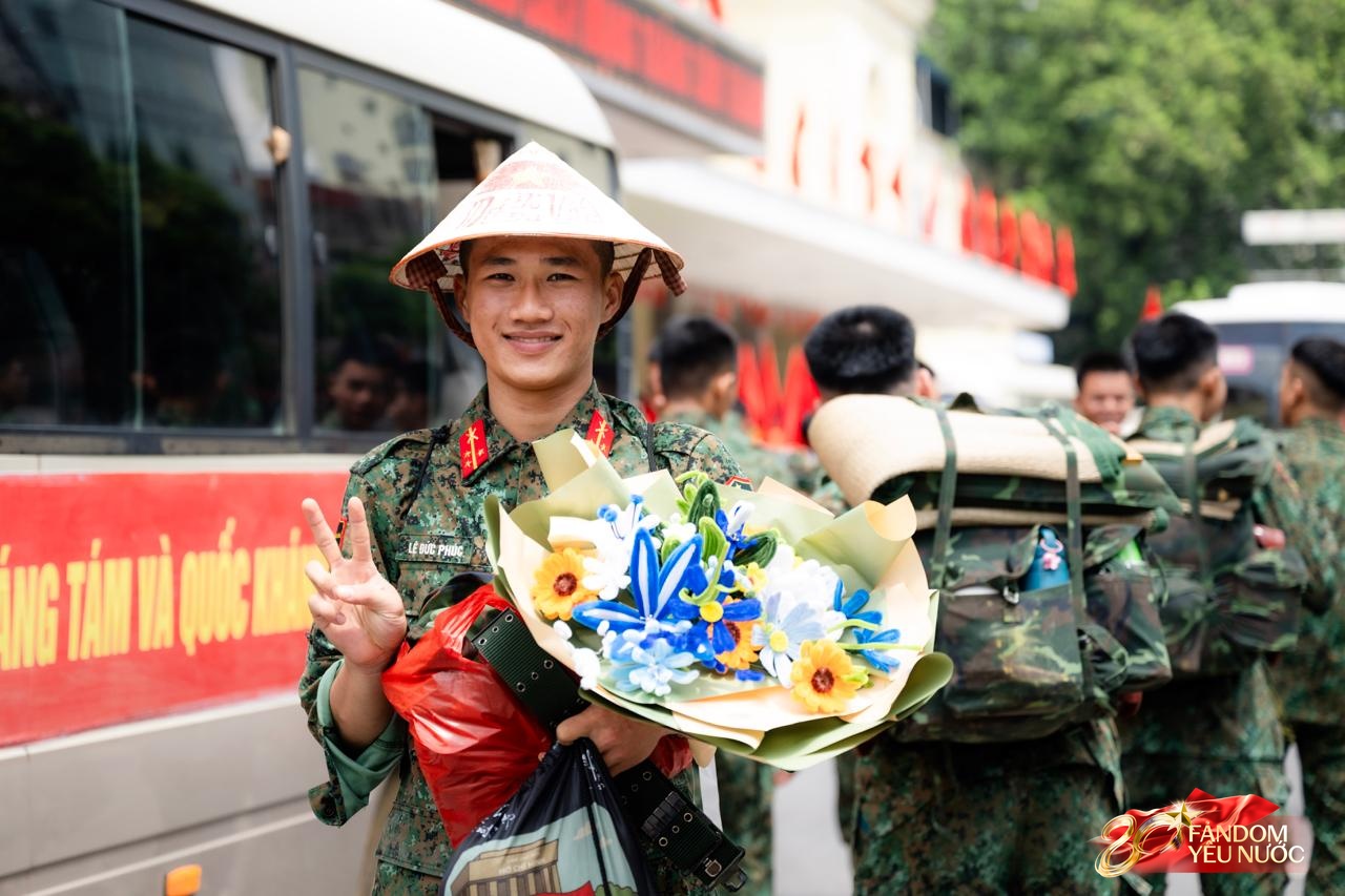 Cảnh tượng đặc biệt tại ga Hà Nội sáng 3/9: Người dân bịn rịn chia tay cán bộ, chiến sĩ miền Nam sau khi hoàn thành nhiệm vụ A80- Ảnh 3.