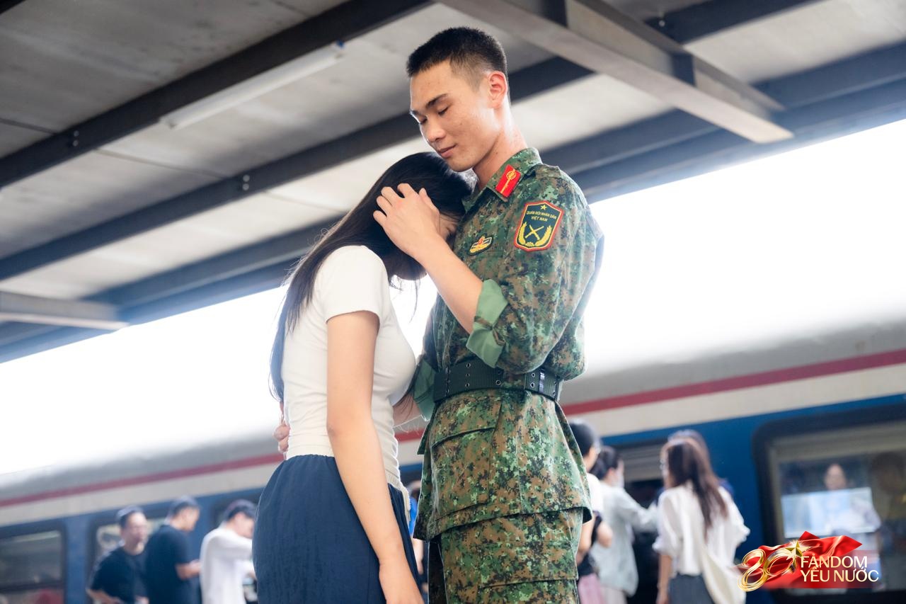 Cảnh tượng đặc biệt tại ga Hà Nội sáng 3/9: Người dân bịn rịn chia tay cán bộ, chiến sĩ miền Nam sau khi hoàn thành nhiệm vụ A80- Ảnh 14.