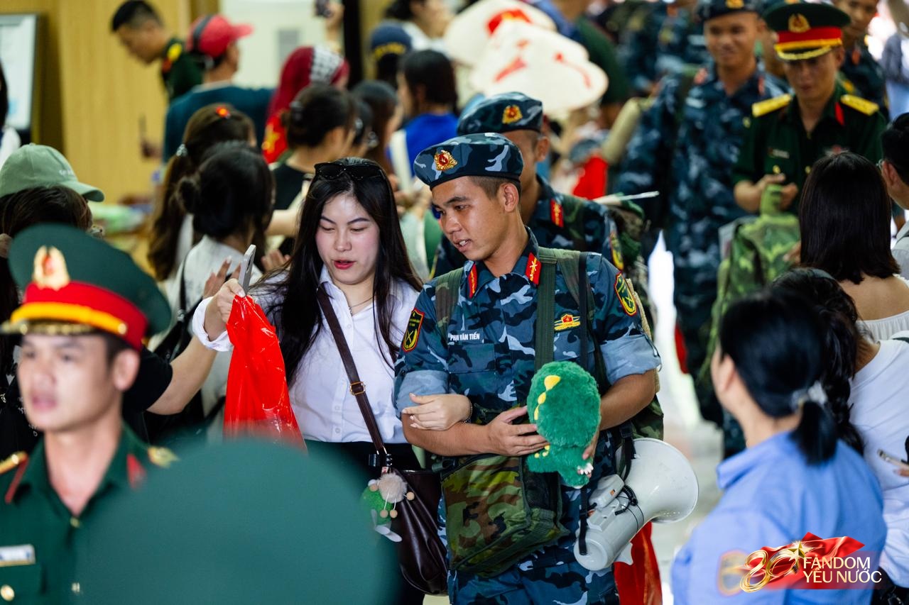 Cảnh tượng đặc biệt tại ga Hà Nội sáng 3/9: Người dân bịn rịn chia tay cán bộ, chiến sĩ miền Nam sau khi hoàn thành nhiệm vụ A80- Ảnh 22.