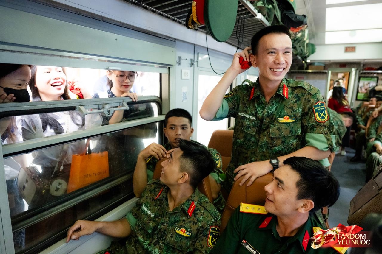 Cảnh tượng đặc biệt tại ga Hà Nội sáng 3/9: Người dân bịn rịn chia tay cán bộ, chiến sĩ miền Nam sau khi hoàn thành nhiệm vụ A80- Ảnh 19.