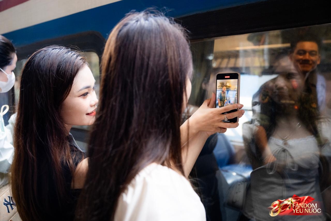 Cảnh tượng đặc biệt tại ga Hà Nội sáng 3/9: Người dân bịn rịn chia tay cán bộ, chiến sĩ miền Nam sau khi hoàn thành nhiệm vụ A80- Ảnh 15.