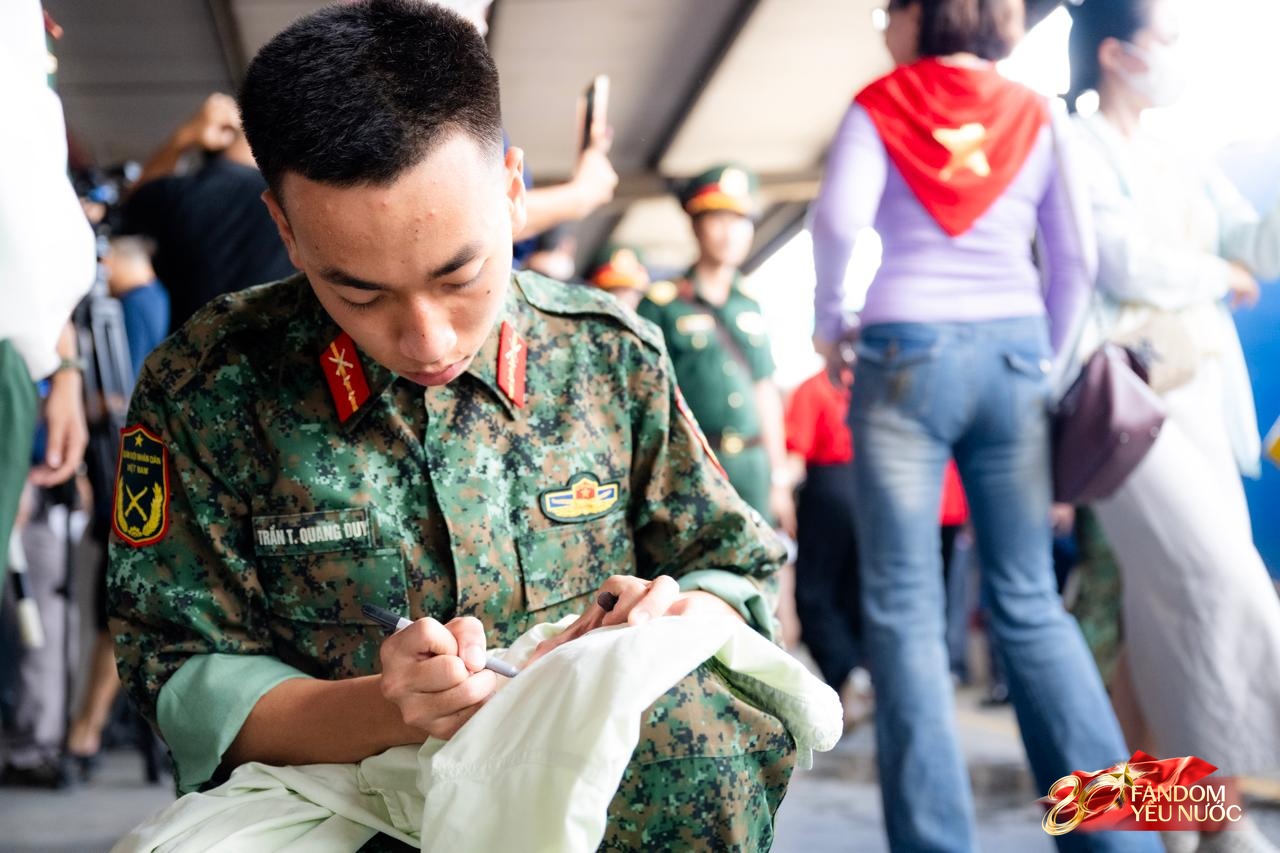 Cảnh tượng đặc biệt tại ga Hà Nội sáng 3/9: Người dân bịn rịn chia tay cán bộ, chiến sĩ miền Nam sau khi hoàn thành nhiệm vụ A80- Ảnh 8.